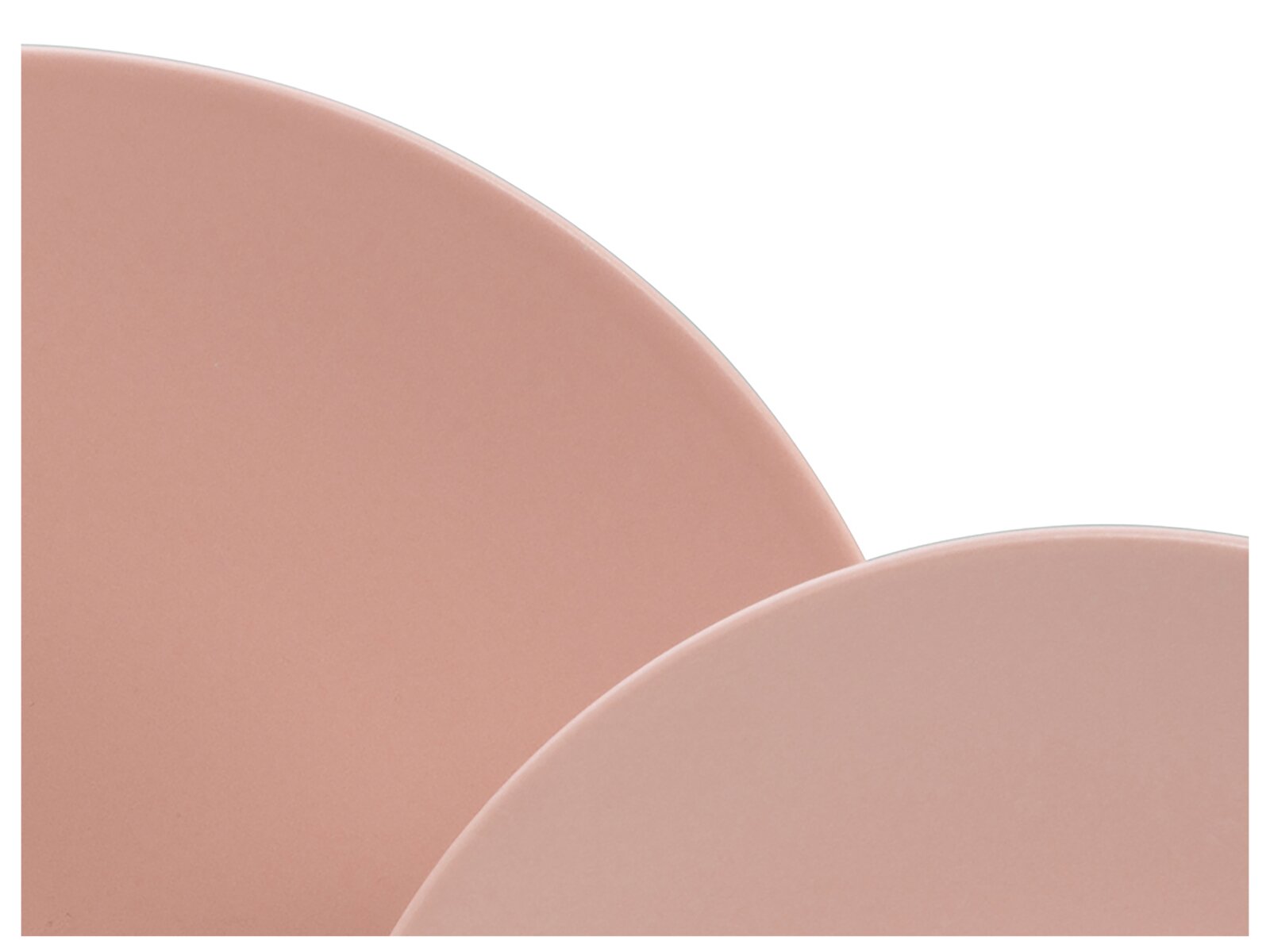 Detailaufnahme aus schräger Seitenperspektive von zwei runden, roséfarbenen Tellern mit mattem Finish vor weißem Hintergrund