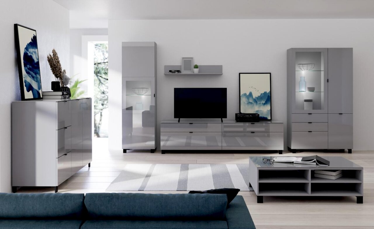 Moderne Wohnzimmermöbel in Hochglanzoptik, bestehend aus TV-Lowboard, Hängeschrank, Vitrine und Couchtisch, frontal betrachtet.