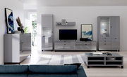 Moderne Wohnzimmermöbel in Hochglanzoptik, bestehend aus TV-Lowboard, Hängeschrank, Vitrine und Couchtisch, frontal betrachtet.