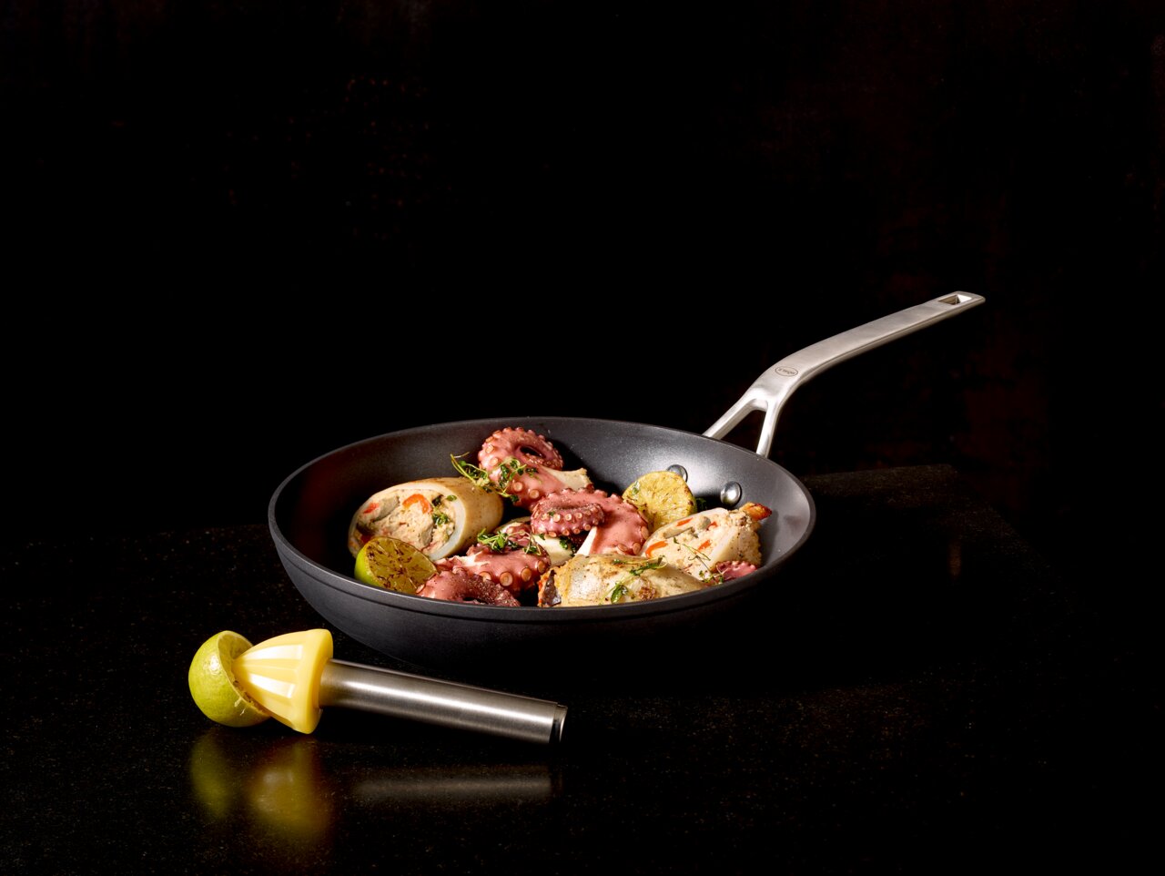 Bratpfanne Raise Ø 24 cm mit gebratenem Gemüse und Meeresfrüchten, seitliche Perspektive