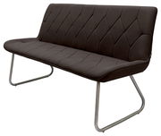 Moderne braune Bank mit gepolsterter Sitzfläche und Rückenlehne, gestepptem Muster und Metallbeinen, seitliche Perspektive.