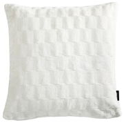 Weiße Fellkissenhülle in quadratischer Form, frontal fotografiert.