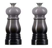 Zwei graue Mühlen aus dem Mühlen-Set klein Flint, frontal abgebildet.