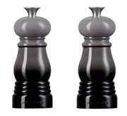 Zwei graue Mühlen aus dem Mühlen-Set klein Flint, frontal abgebildet.