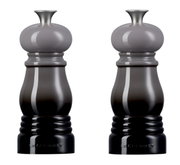 Zwei graue Mühlen aus dem Mühlen-Set klein Flint, frontal abgebildet.