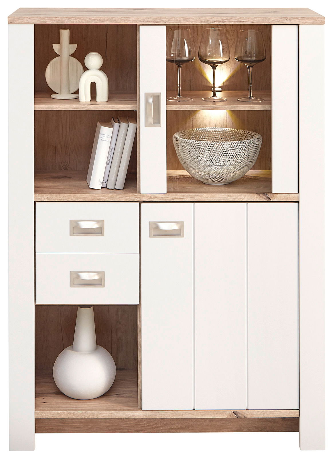 Frontale Ansicht eines modernen Highboards mit weißen Türen und Schubladen, offenen Regalfächern mit Dekorationen und Beleuchtung.