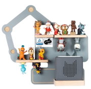 Hausförmiges Kinder-Wandregal in Grau mit mehreren Holzablagen und kleinen Spielfiguren sowie Fach für eine Toniebox; Frontalansicht.