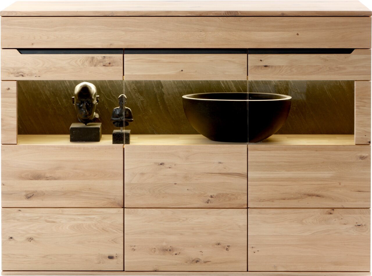 Frontansicht eines modernen Highboards aus hellem Holz mit Glasvitrine, dekoriert mit Skulpturen und einer Schale.