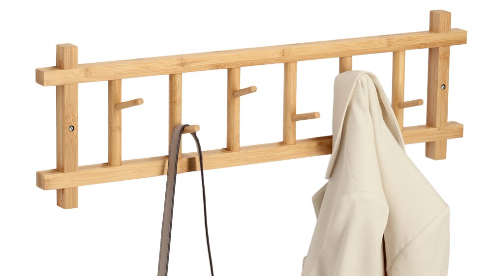 Wandgarderobe aus Holz mit mehreren Haken, frontal abgebildet, mit einem Mantel und einem Gürtel daran hängend.