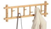 Wandgarderobe aus Holz mit mehreren Haken, frontal abgebildet, mit einem Mantel und einem Gürtel daran hängend.