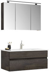 Badezimmermöbel-Set mit dunklem Holzfinish, bestehend aus einem Spiegelschrank mit drei Türen und einem Waschtisch mit integriertem Waschbecken und moderner Armatur, seitliche Perspektive