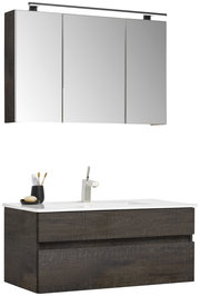 Badezimmermöbel-Set mit dunklem Holzfinish, bestehend aus einem Spiegelschrank mit drei Türen und einem Waschtisch mit integriertem Waschbecken und moderner Armatur, seitliche Perspektive