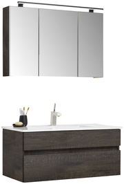 Badezimmermöbel-Set mit dunklem Holzfinish, bestehend aus einem Spiegelschrank mit drei Türen und einem Waschtisch mit integriertem Waschbecken und moderner Armatur, seitliche Perspektive