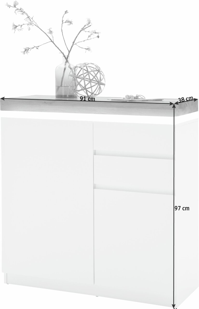Moderner weißer Schuhschrank mit zwei Türen und zwei Schubladen, dekoriert mit einer Vase und einem dekorativen Ball, aus der Frontalperspektive.
