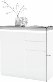 Moderner weißer Schuhschrank mit zwei Türen und zwei Schubladen, dekoriert mit einer Vase und einem dekorativen Ball, aus der Frontalperspektive.