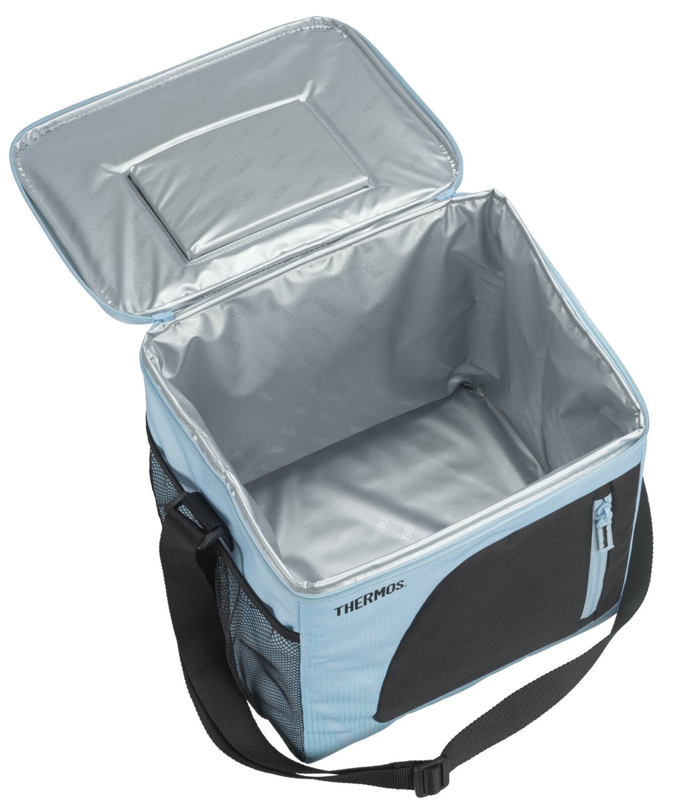 Geöffnete THERMOS Kühltasche in Hellblau und Schwarz mit silberfarbener Isolierauskleidung, Schultergurt und seitlichem Netzfach, aus schräger Vorderansicht von oben