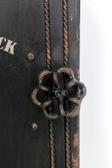 Nahaufnahme eines schwarzen, rustikalen Schlüsselkastens mit dekorativem Metallgriff und sichtbaren Gebrauchsspuren.