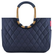 Vorderansicht einer eleganten, dunkelblauen Tasche mit Rautenmuster und goldenen Griffen.