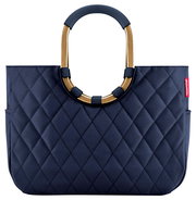 Vorderansicht einer eleganten, dunkelblauen Tasche mit Rautenmuster und goldenen Griffen.