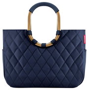 Vorderansicht einer eleganten, dunkelblauen Tasche mit Rautenmuster und goldenen Griffen.