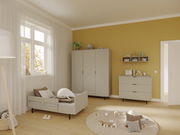 Kinderzimmer mit Juniorbett, Sicherheitsset und Spielzeug aus der Perspektive der Zimmerecke