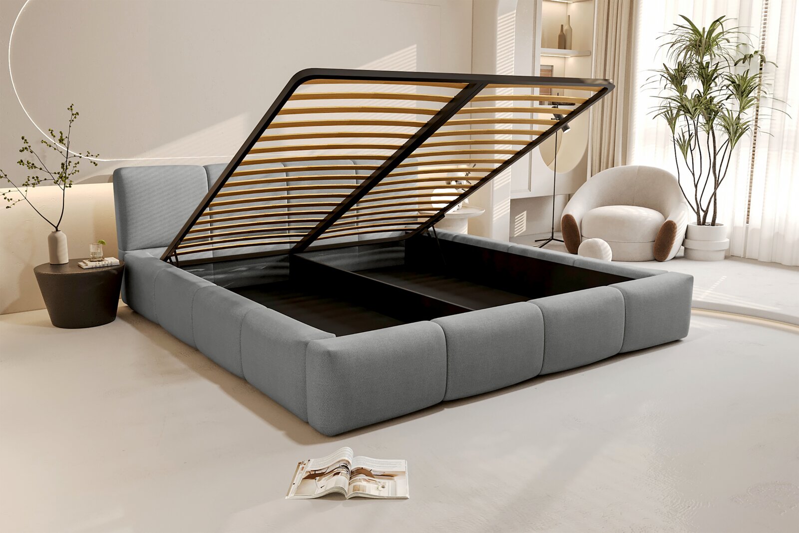 Modernes graues Polsterbett mit hohem Kopfteil, geöffnetem Lattenrost und geräumigem Bettkasten, aus schräger Frontperspektive in einem hellen Schlafzimmer gezeigt