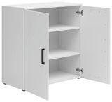 Weiße Kommode mit zwei offenen Türen, drei Regalböden und schwarzem Griff, seitliche Perspektive