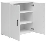 Weiße Kommode mit zwei offenen Türen, drei Regalböden und schwarzem Griff, seitliche Perspektive