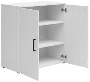 Weiße Kommode mit zwei offenen Türen, drei Regalböden und schwarzem Griff, seitliche Perspektive