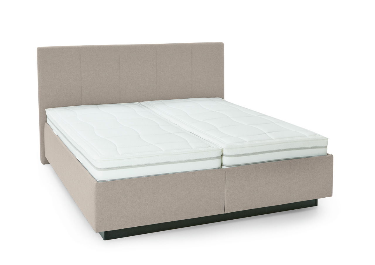 Beiges Polsterbett mit zwei weißen Matratzen, Vorderansicht