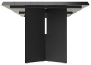 Ansicht von unten eines modernen Esstisches mit schwarzem, rechteckigem Tischbein und dunkler Tischplatte.