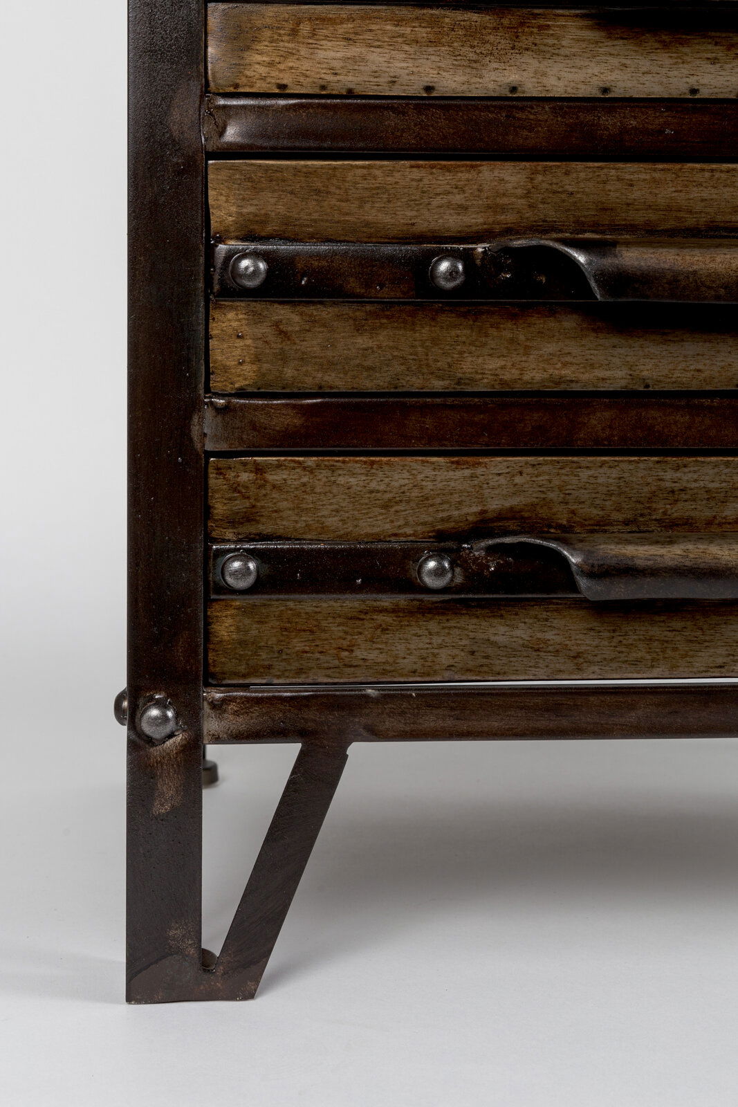 Detailansicht eines Highboards mit Holzschubladen und Metallrahmen, seitliche Perspektive.