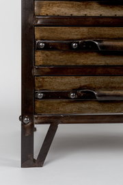Detailansicht eines Highboards mit Holzschubladen und Metallrahmen, seitliche Perspektive.