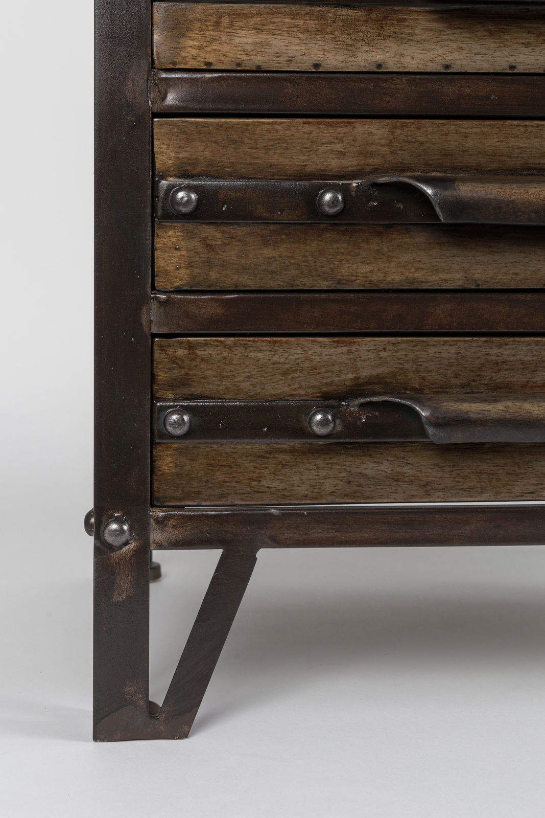 Detailansicht eines Highboards mit Holzschubladen und Metallrahmen, seitliche Perspektive.