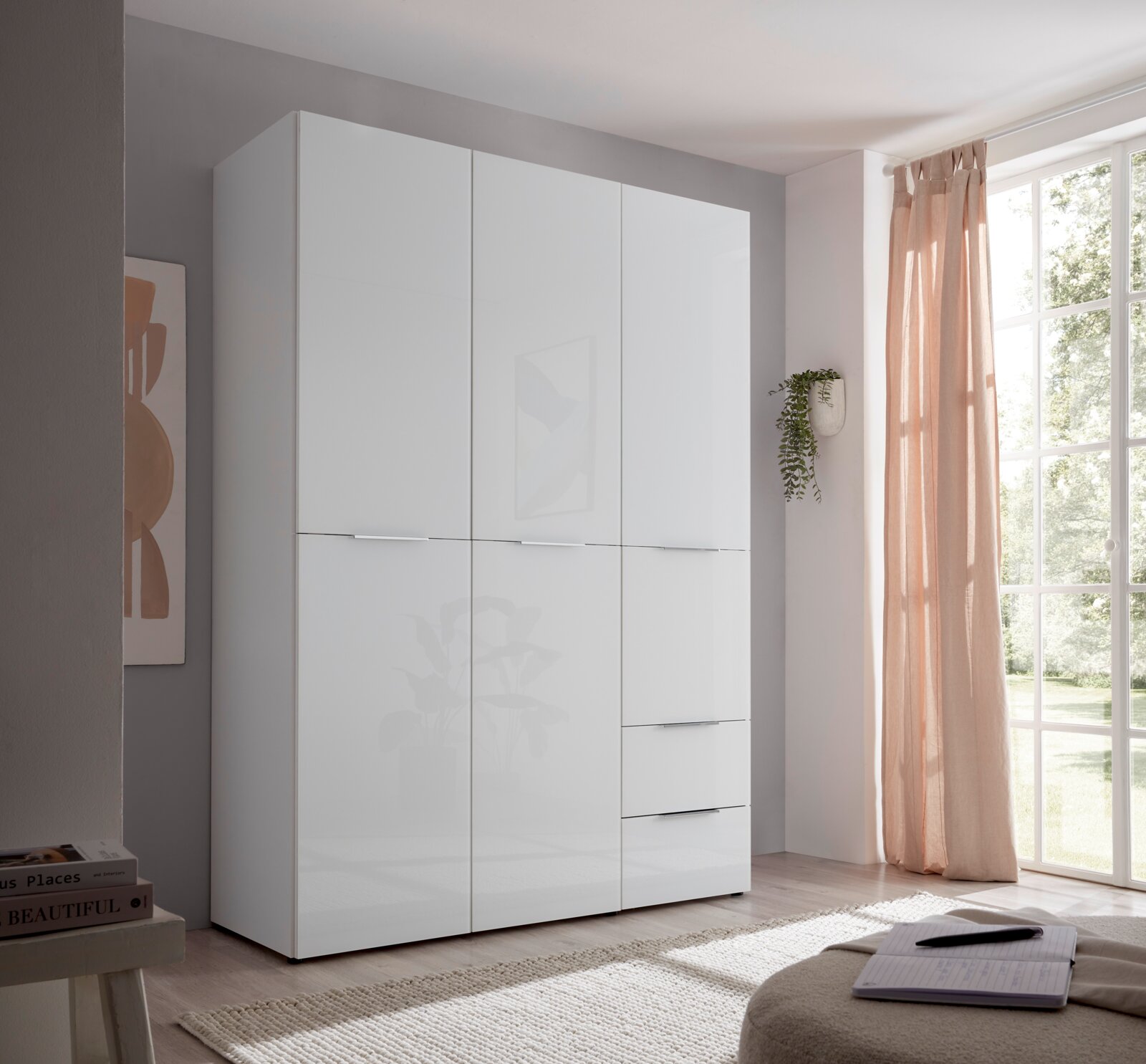 BOXXX Drehtürenschrank SANTORINI Weißer, moderner Kleiderschrank mit glatten Fronten und horizontalen Griffleisten, im hellen Schlafzimmer neben großem Fenster mit Vorhang, Perspektive: leicht seitliche Frontansicht