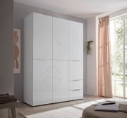 Weißer, moderner Kleiderschrank mit glatten Fronten und horizontalen Griffleisten, im hellen Schlafzimmer neben großem Fenster mit Vorhang, Perspektive: leicht seitliche Frontansicht