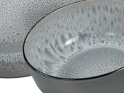 Graue Keramikschale mit gesprenkelter Glasur innen und dunklem Rand, Nahaufnahme aus schräger Seitenansicht von oben