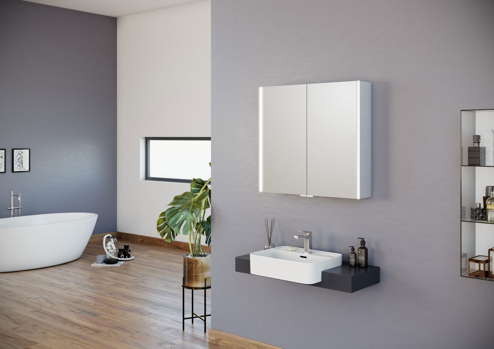 Moderner Spiegelschrank in einem stilvollen Badezimmer, seitliche Perspektive