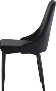 Schwarzer Polsterstuhl mit hoher, gesteppt wirkender Rückenlehne und schwarzen Beinen, seitliche Ansicht (Profil) vor weißem Hintergrund.