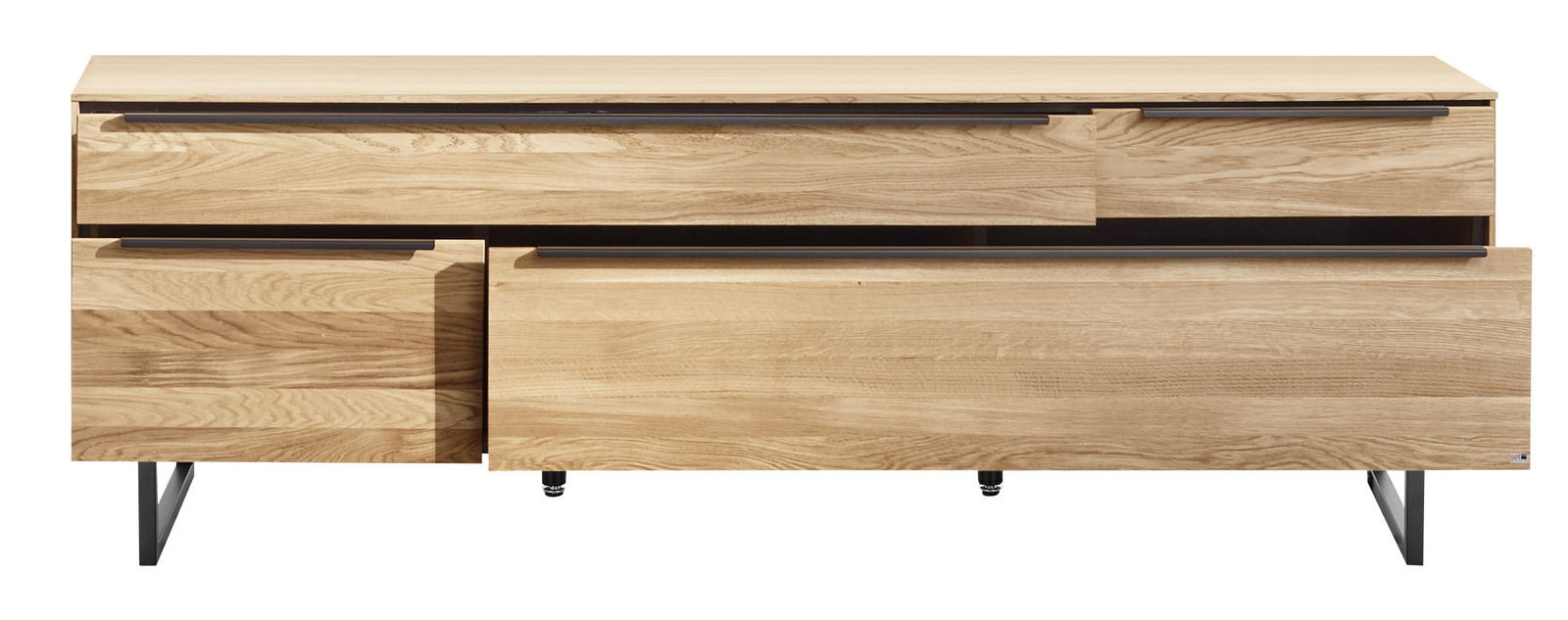 Frontansicht eines großen TV-Lowboards aus hellem Holz mit schwarzen Metallgriffen und Beinen.