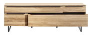 Frontansicht eines großen TV-Lowboards aus hellem Holz mit schwarzen Metallgriffen und Beinen.