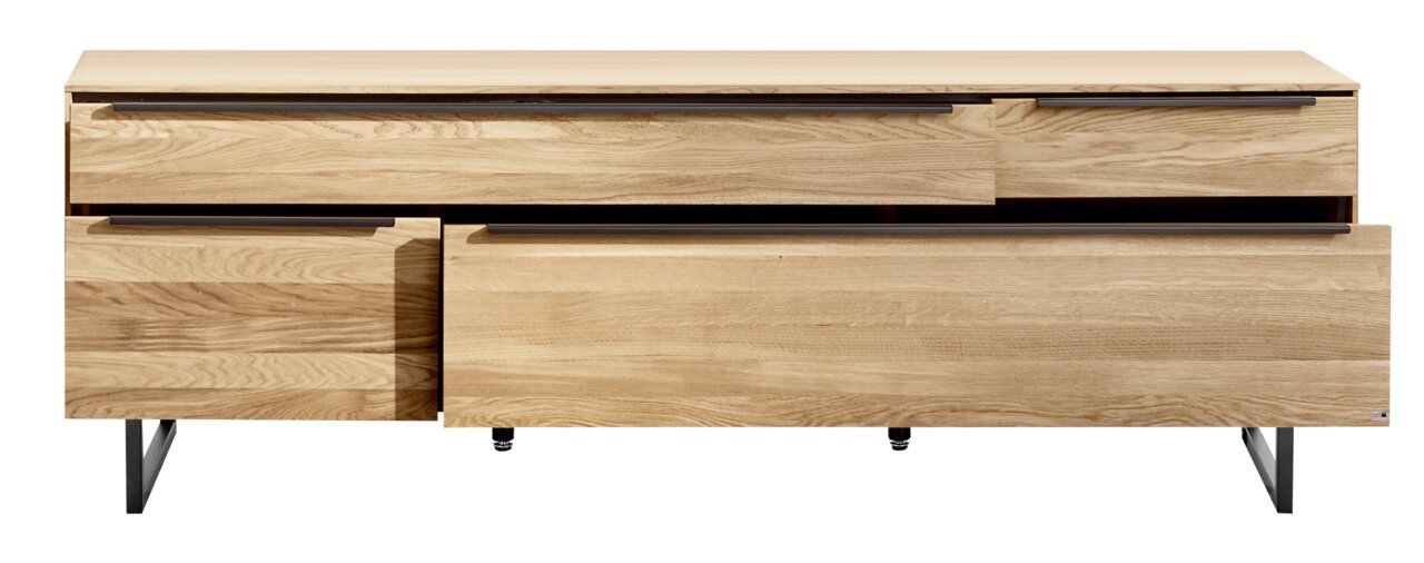 Vooraanzicht van een groot tv-lowboard van licht hout met zwarte metalen handgrepen en poten.