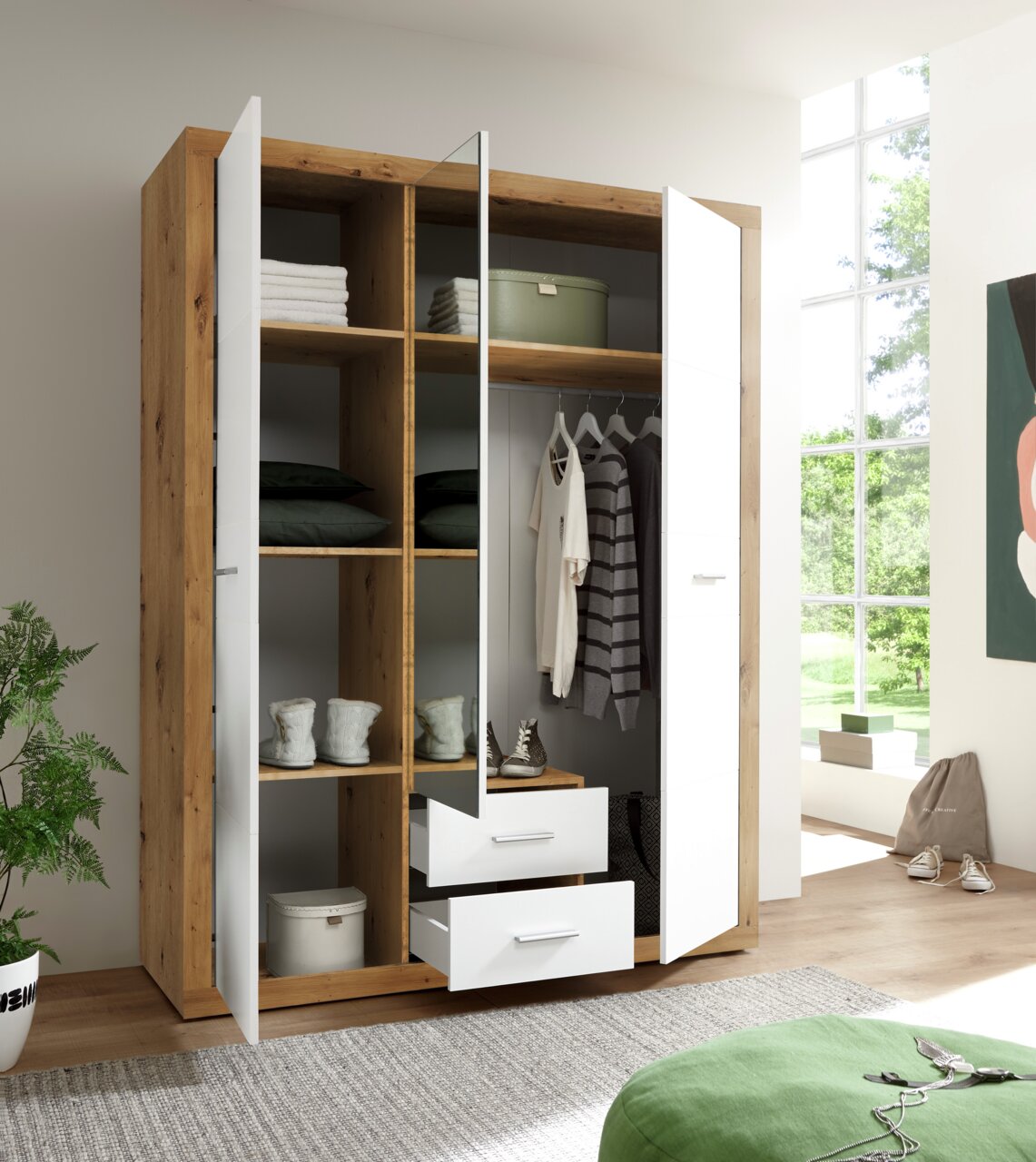 Moderne drievleugelige draaideurkast in houtlook met witte deuren, gedeeltelijk geopend, met daarin vakken met kleding en accessoires. Perspectief: vooraanzicht.