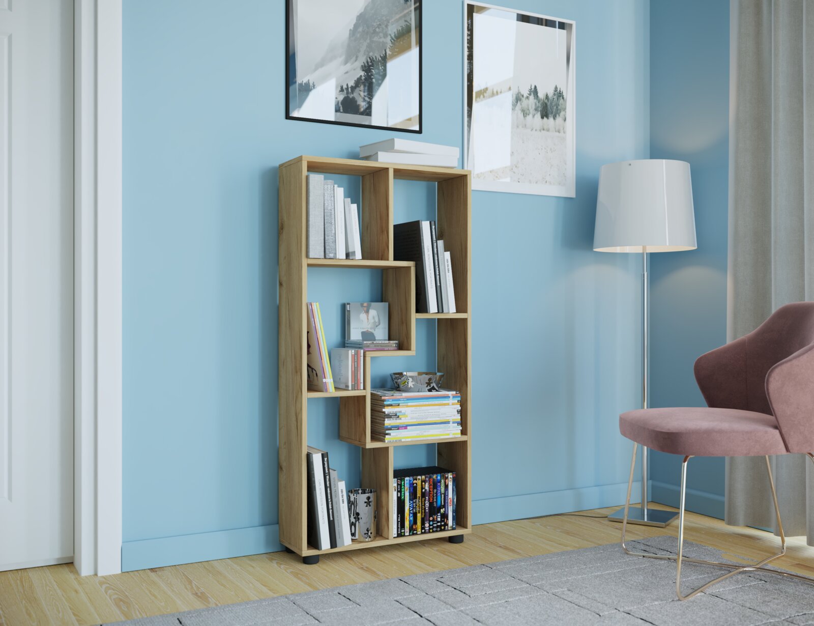 Modernes, hohes Bücherregal in Holzoptik mit asymmetrischen Fächern, mit Büchern dekoriert, in einem hellblauen Wohnzimmer neben Stehlampe und Sessel, frontale Perspektive leicht von links.