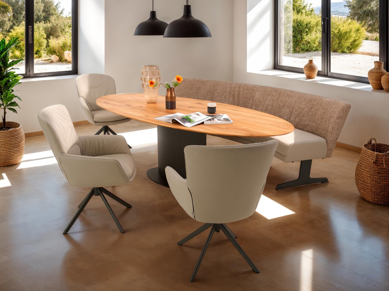 Moderne Esszimmer-Szene mit einem ovalen Holztisch, umgeben von beigen Drehstühlen und einer gebogenen Bank. Die Perspektive zeigt den Raum von der Seite, mit großen Fenstern im Hintergrund, die viel natürliches Licht hereinlassen.