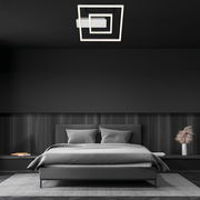 Moderne LED-Deckenleuchte in quadratischem Design, montiert an einer dunklen Decke über einem stilvollen Schlafzimmer, Perspektive von unten.