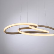 Moderne LED-Pendelleuchte mit zwei überlappenden, ringförmigen Lichtbändern in warmweiß, an dünnen Seilen aufgehängt; Ansicht leicht von unten in Perspektive vor hellem Hintergrund