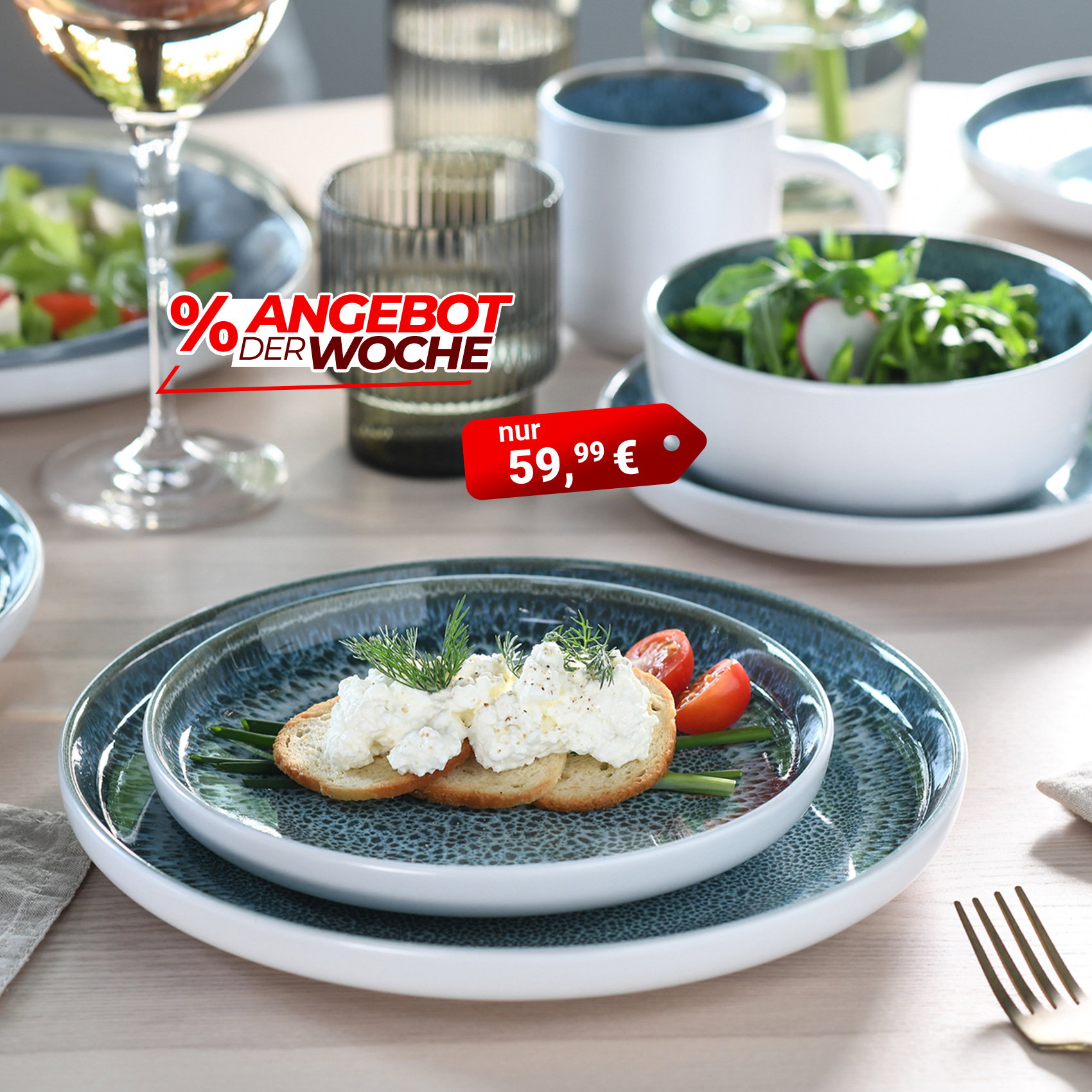 Modernes Geschirr-Set in Blau-Grün mit Brot, Frischkäse und Salat auf gedecktem Tisch – Angebot der Woche für 59,99 €