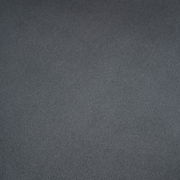 Nahaufnahme einer dunkelgrauen, strukturierten Oberfläche eines Stuhlsitzes