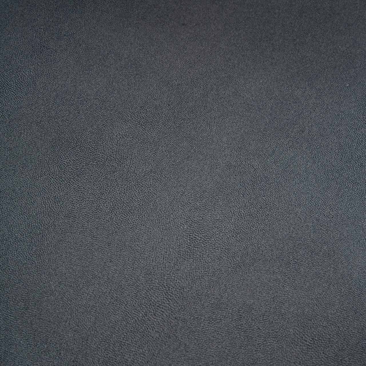 Ti´me Stuhl CLEMENS Nahaufnahme einer dunkelgrauen, strukturierten Oberfläche eines Stuhlsitzes